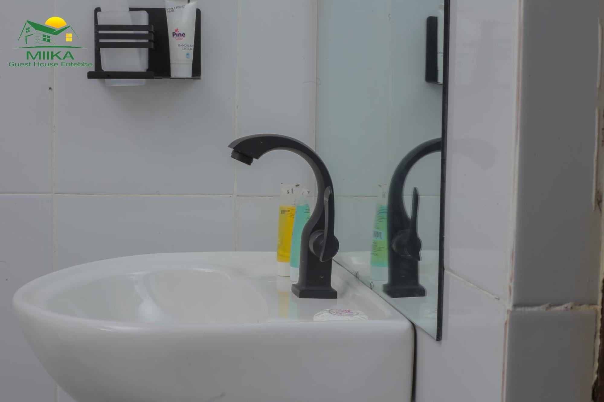 Miika Guest House Εντέμπε Εξωτερικό φωτογραφία